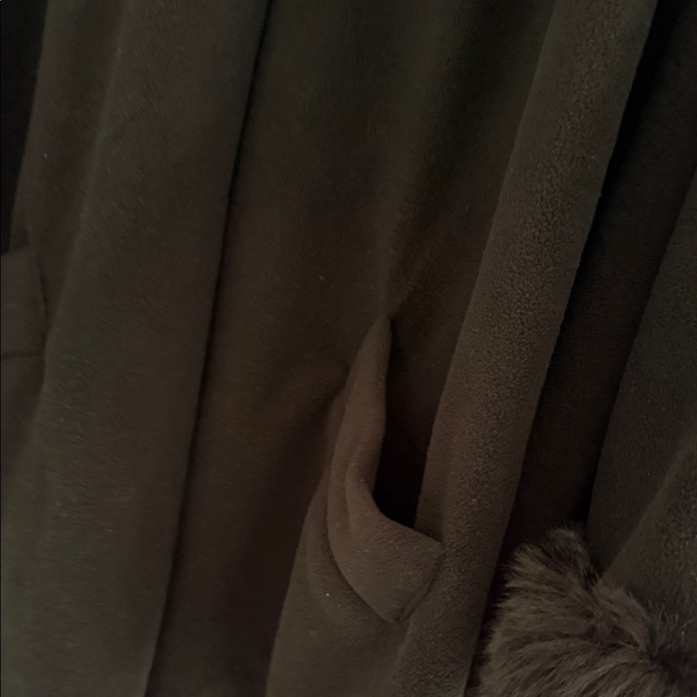 Cejon Black Cape with Faux Fur Accents - Picture 6 of 12